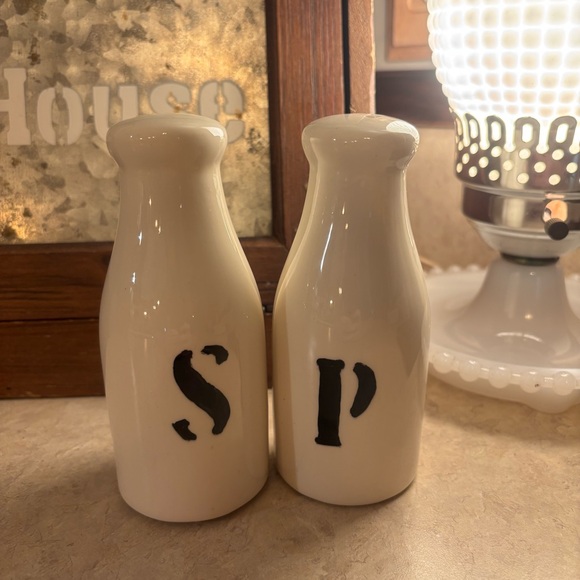 Vintage Salt & Pepper Shakers made to look like old milk bottles! Has Stoppers! - Picture 2 of 6